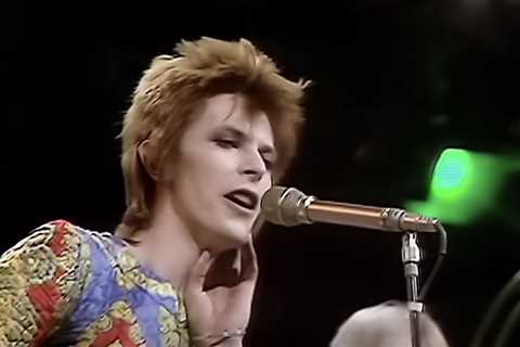 Watch David Bowie Perform “Starman” on Top of the Pops: Voted the Greatest Music Performance Ever..